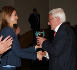 Doña Letizia entrega el Premio "Persona Física" del Principado de Asturias al Padre Ángel García Rodríguez